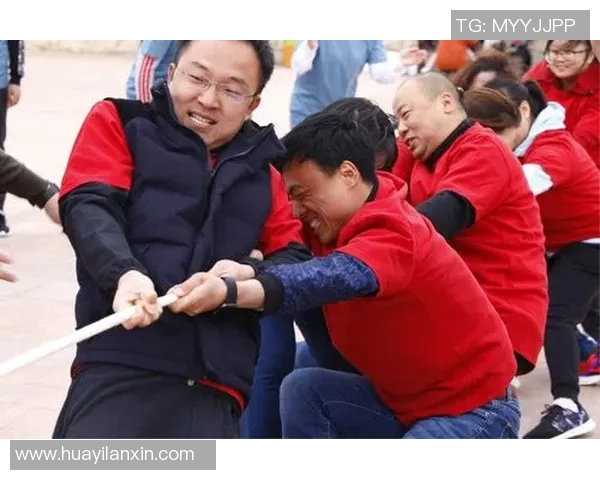 孩子与足球明星亲密合影瞬间展现梦想与激情的完美结合